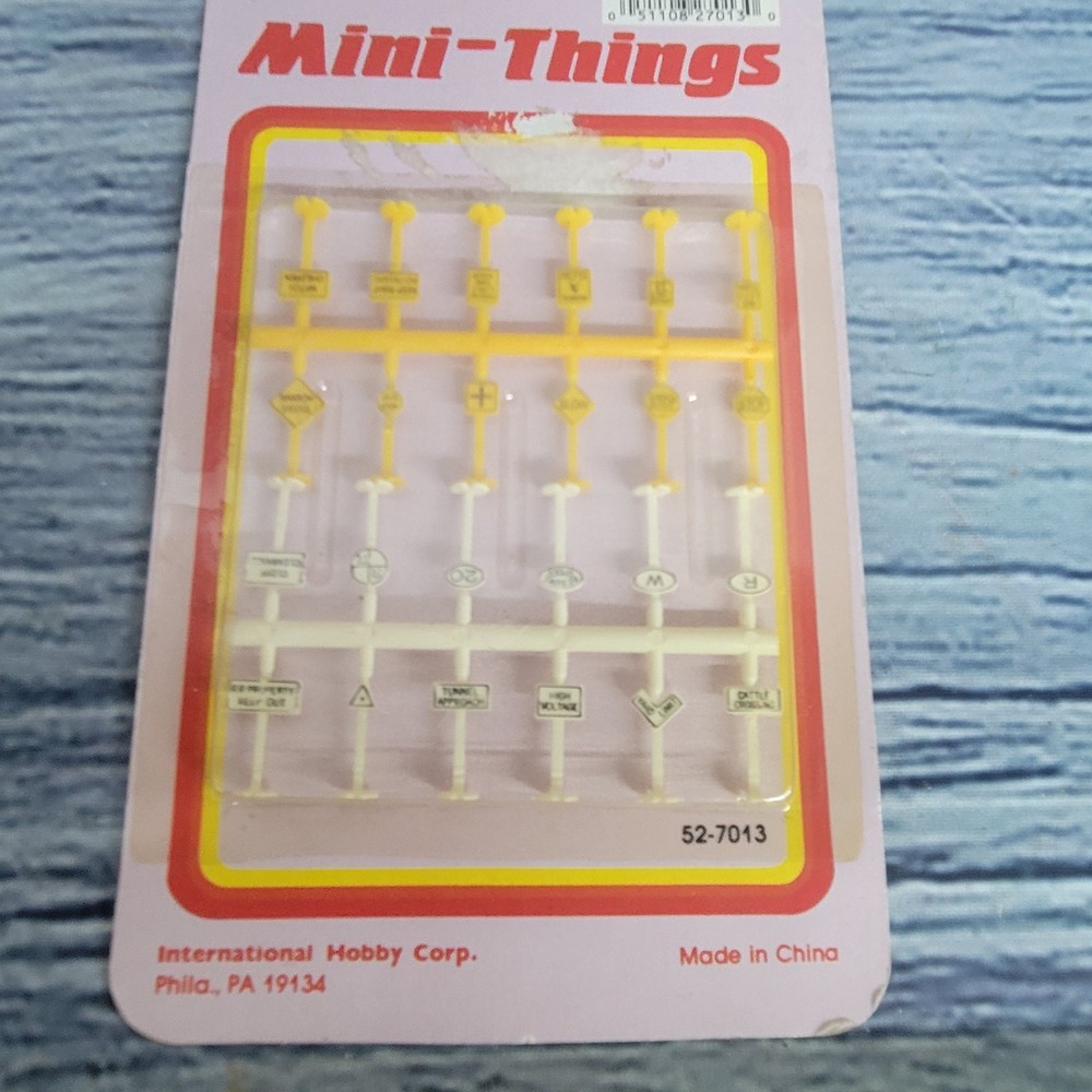 IHC N scale mini things plastic road signs sealed