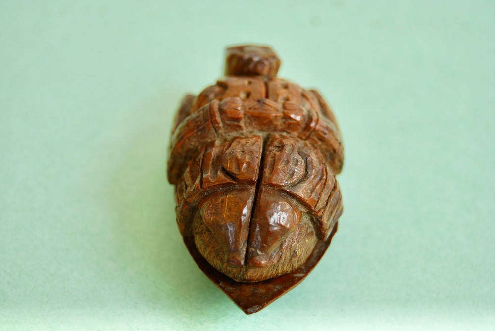 ANTIQUE COQUILLA SNUFF BOX