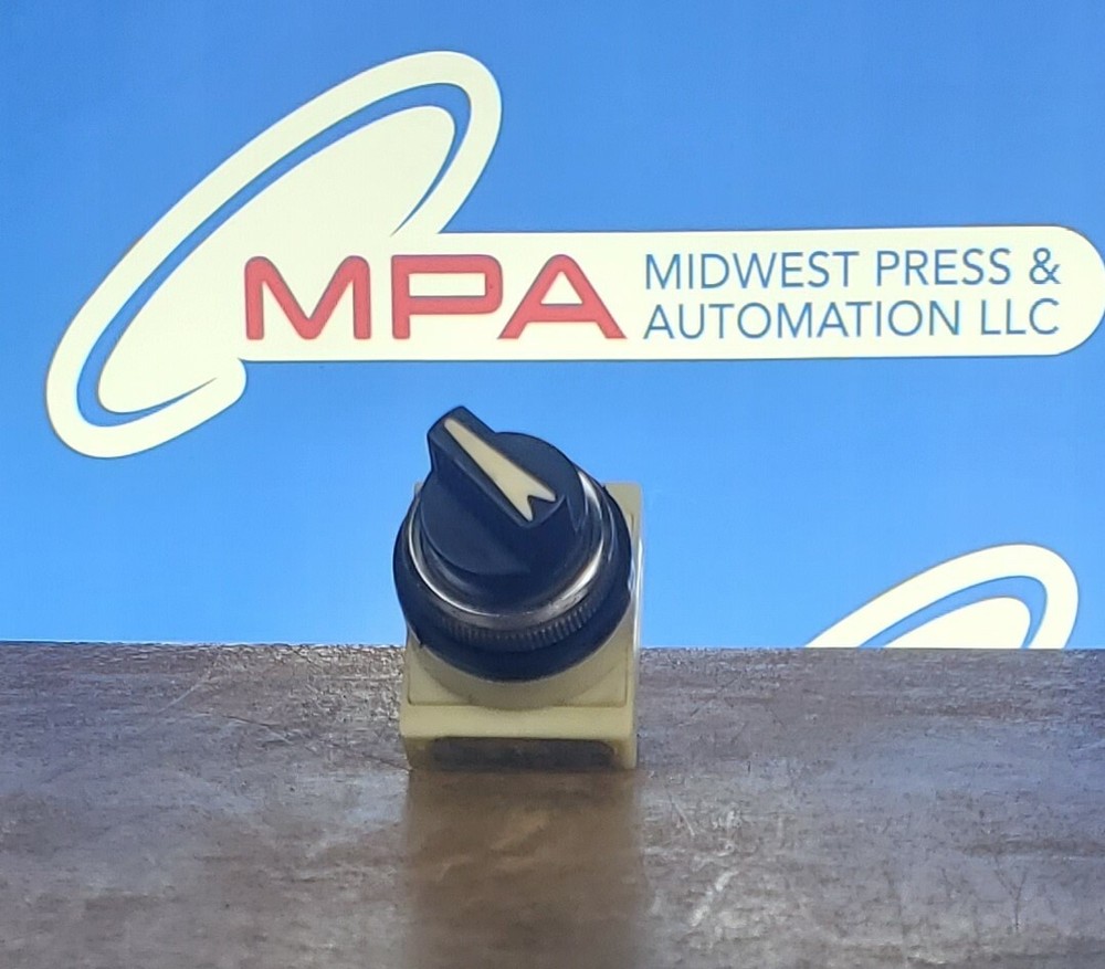 Fuji Electric AH25-P2 Selector Switch *USED* -Missing a Screw-