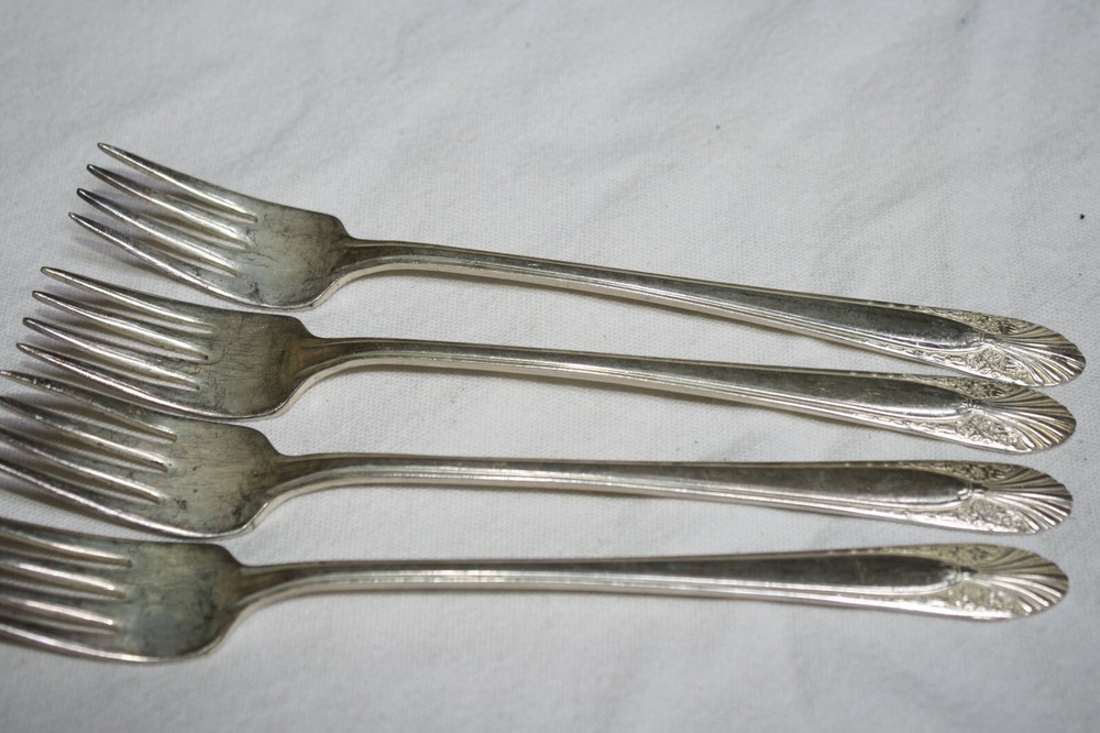 CROWN SILVER PLATED FLATWARE "RADIANCE" PATTERN (4) GRILLE FORKS 7.5"
