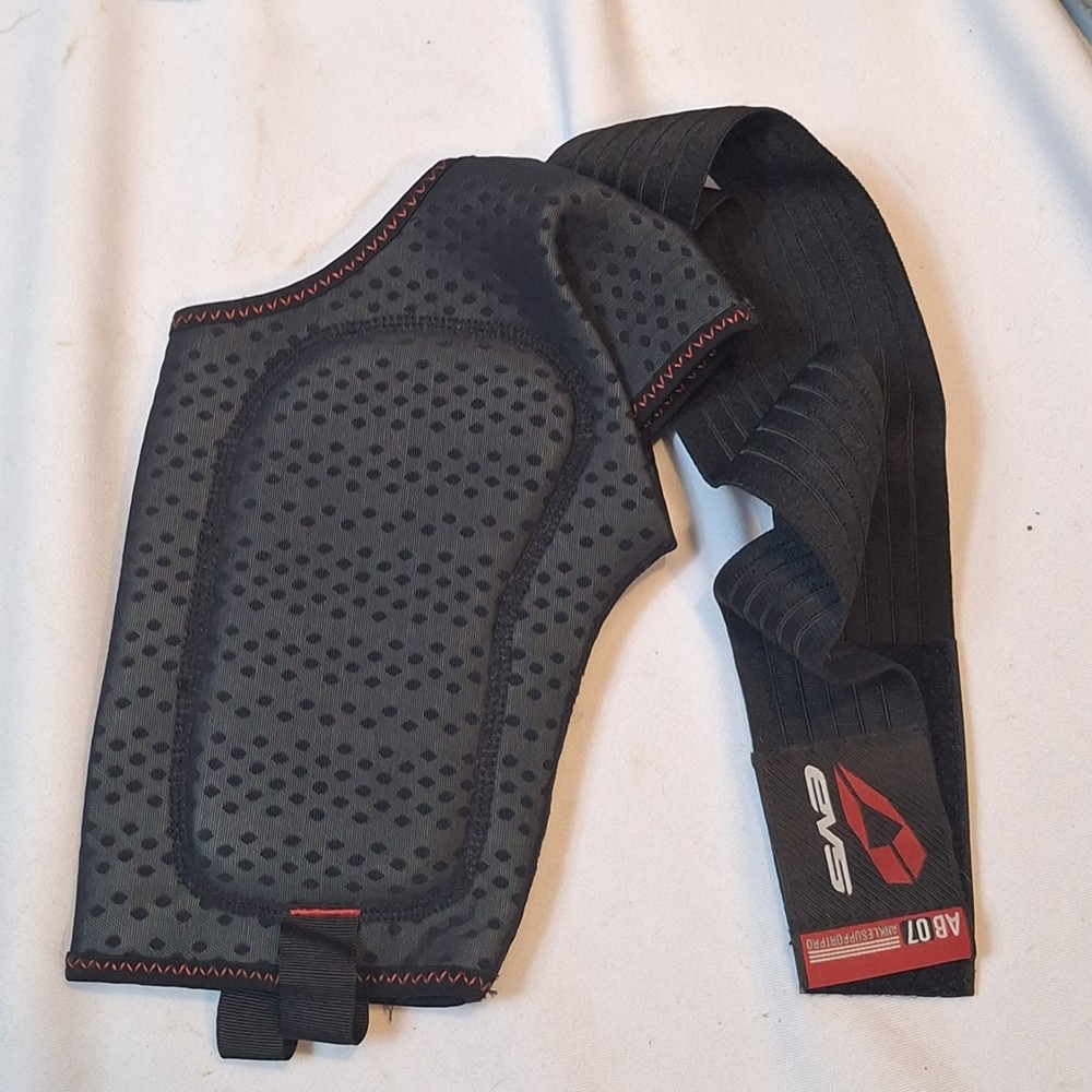 EVS AB07 Ankle Brace - Large