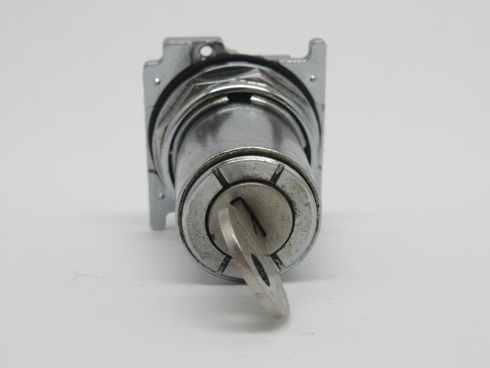 Cutler-Hammer 10250T15113 Key Selector Switch Operator 2-Position CAM 1 USED