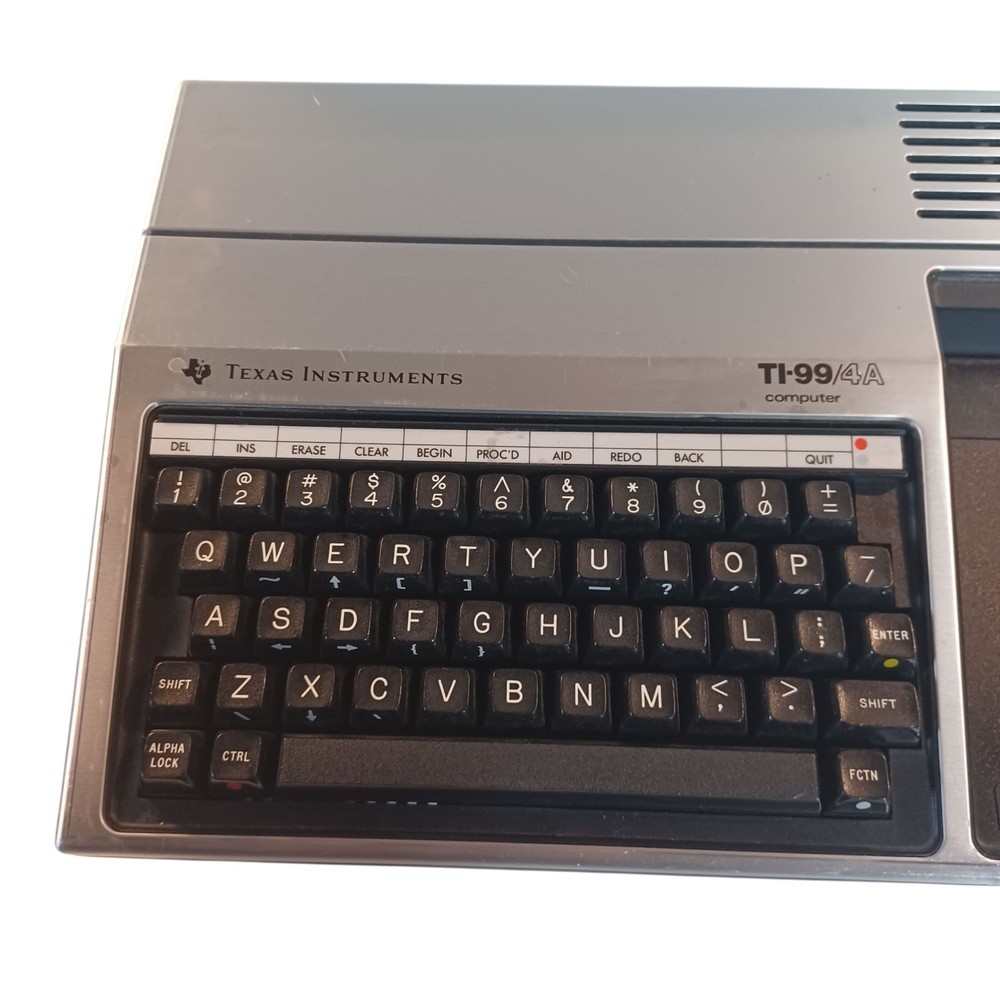 TEXAS INSTRUMENTS TI-99/4A Vtg 1982 HOME COMPUTER Powers On **READ**