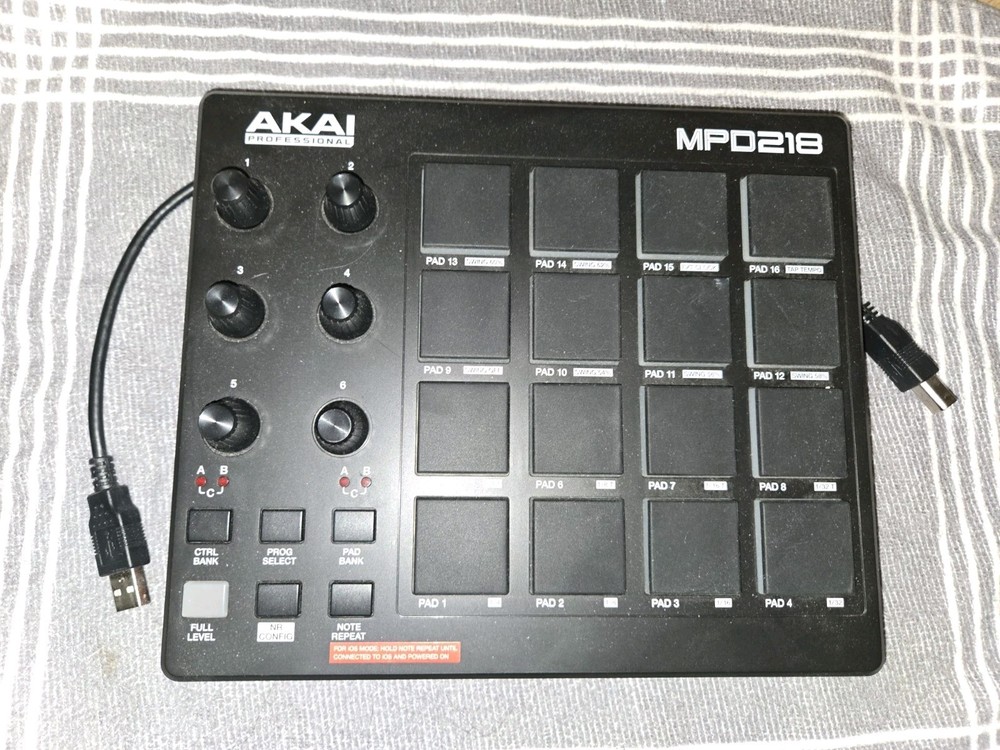 AKAI Professional MPD218 - USB MIDI Controller with 16 MPC Drum Pads, 6 Knobs/JA