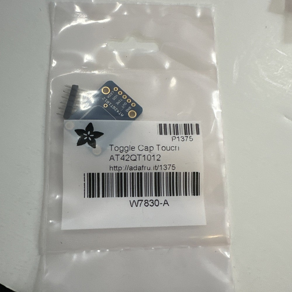 [ Adafruit ]  Standalone Toggle Capacitive Touch Sensor Breakout - AT42QT1012