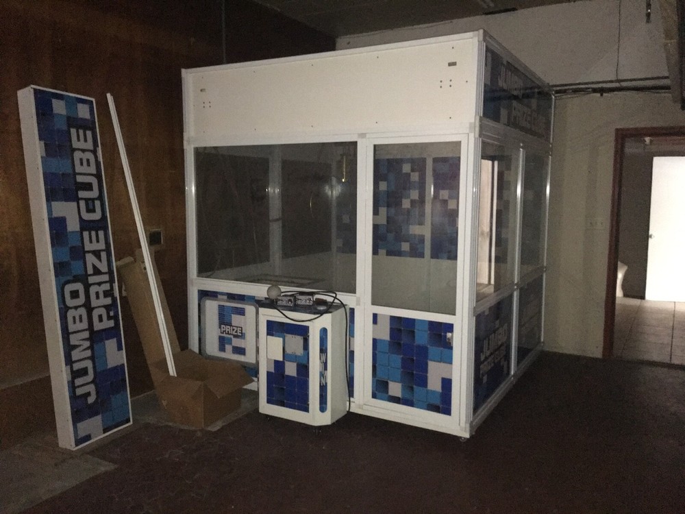 Jumbo prize cube claw machine arcade game