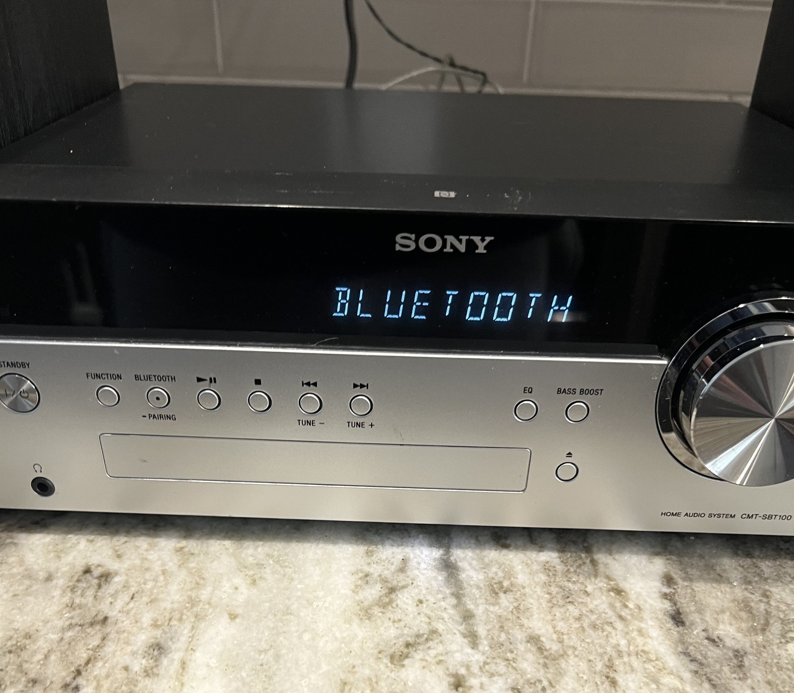 Sony CMT-SBT100 Stereo Sound System With Speakers CD/Radio/Bluetooth Works Great