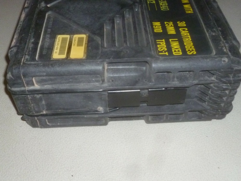 EMPTY MILITARY AMMO SHELL M910 STORAGE CASE 25MM HARDCASE 30 CARTRIDGES LINKED