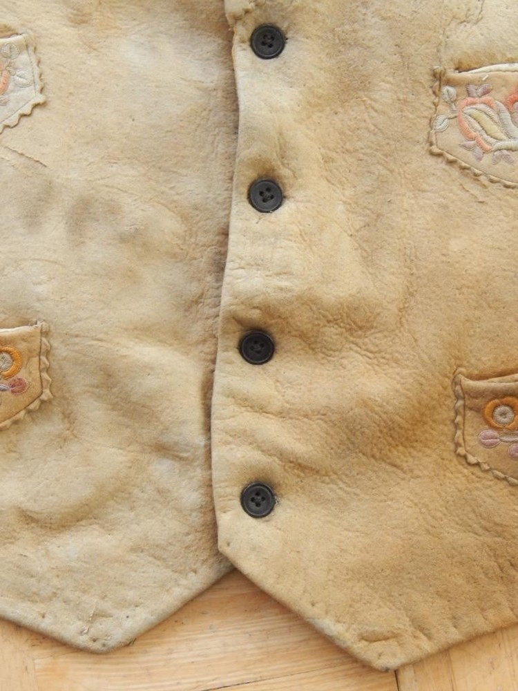 VINTAGE ATHABASKAN / N. CREE INDIAN BRAIN TAN SILK EMBROIDERED VEST - XLNT !