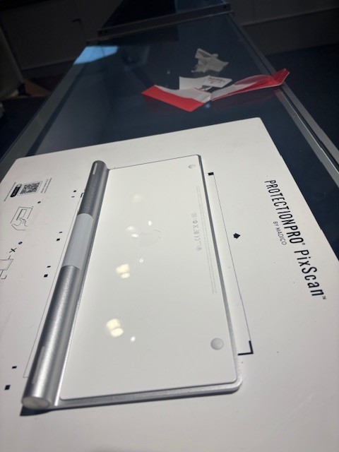 Apple A1314 Wireless Bluetooth Keyboard (White/Silver)