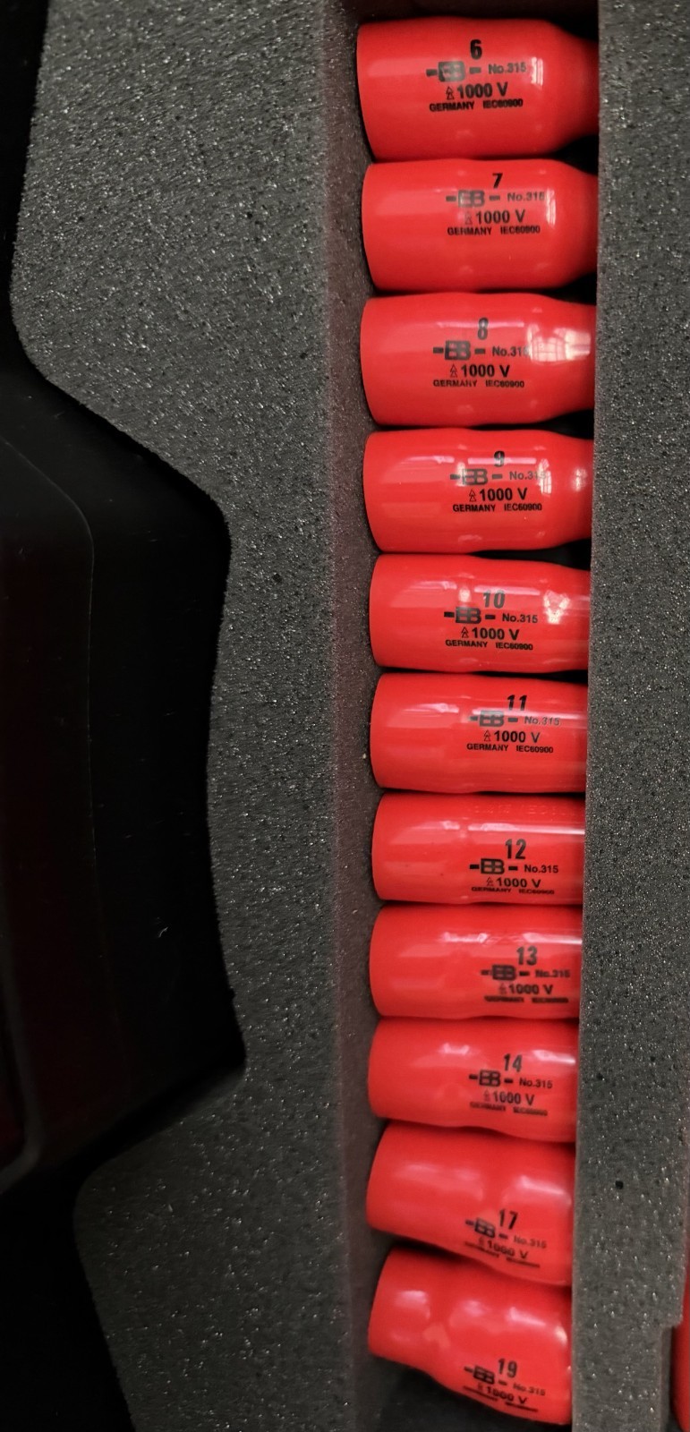 Wiha 31592 24 Piece Insulated Tool Set with case and soft padded foam Metric