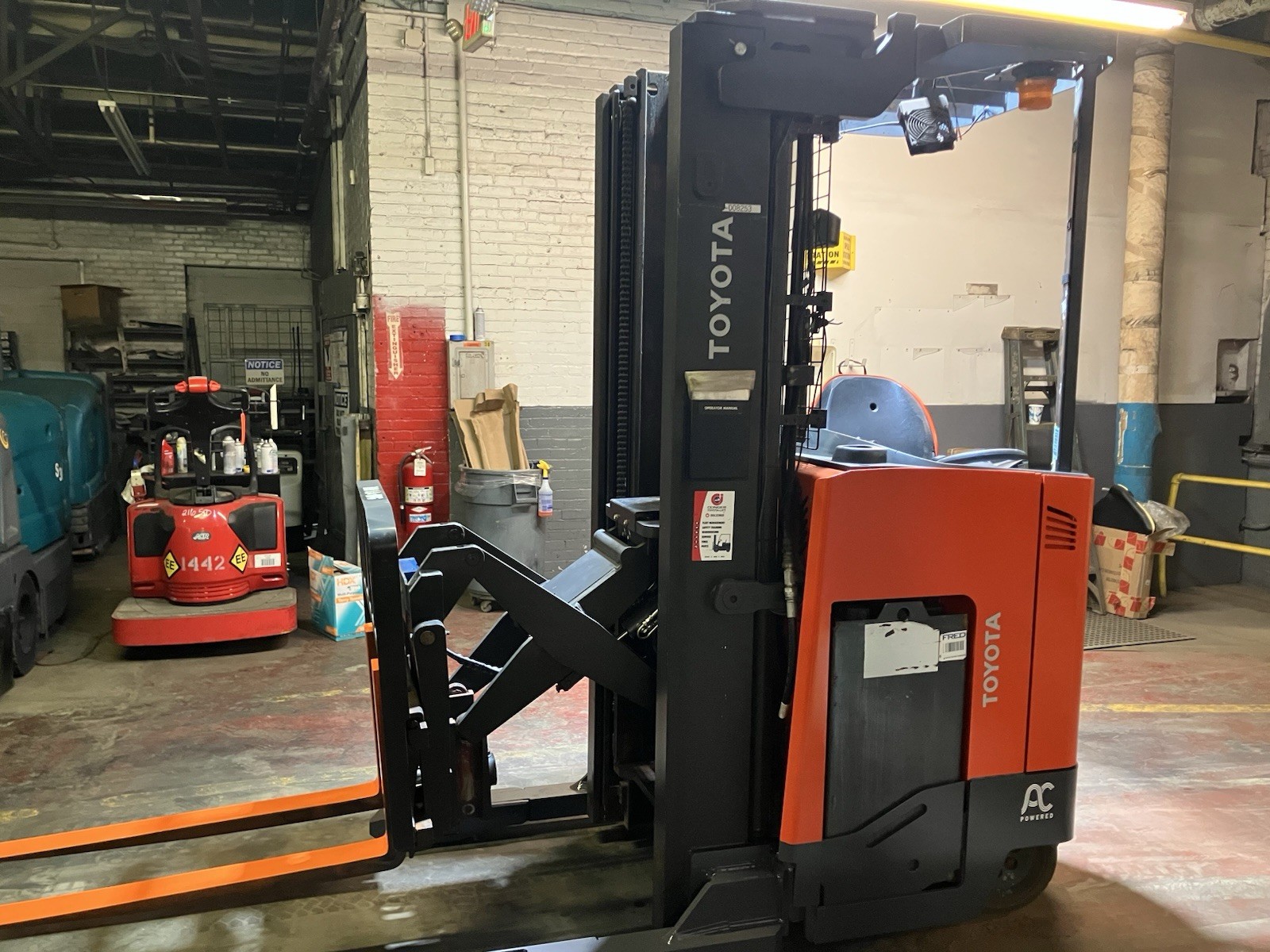 2019 Toyota 3500 LB Reach Forklift 211 Max Lift Model # 9BRU18