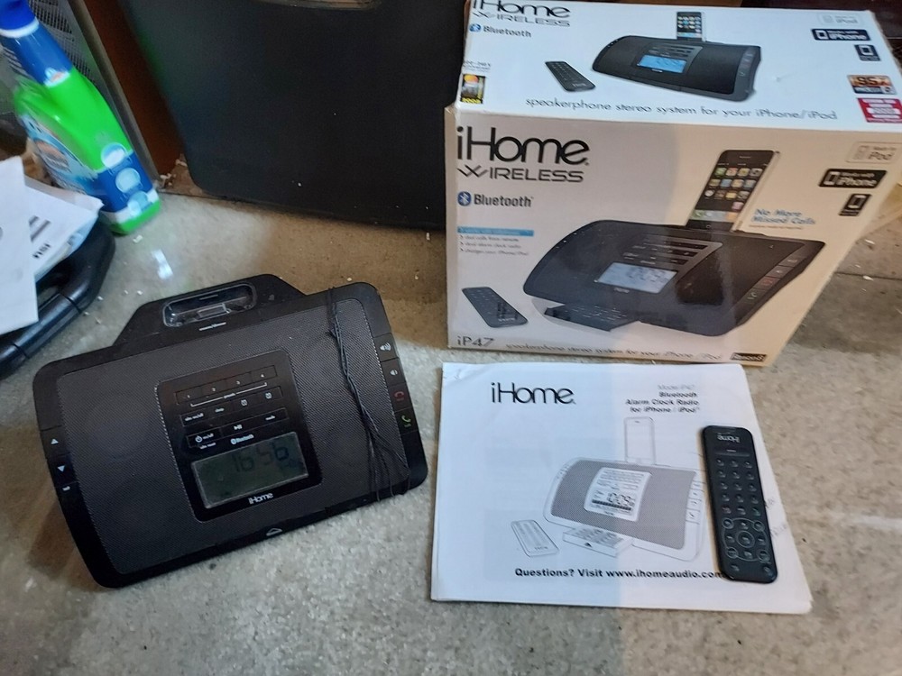 iHome iP47 Docking Station For iPhone/iPod  **DOES NOT INCLUDE AC ADAPTER **