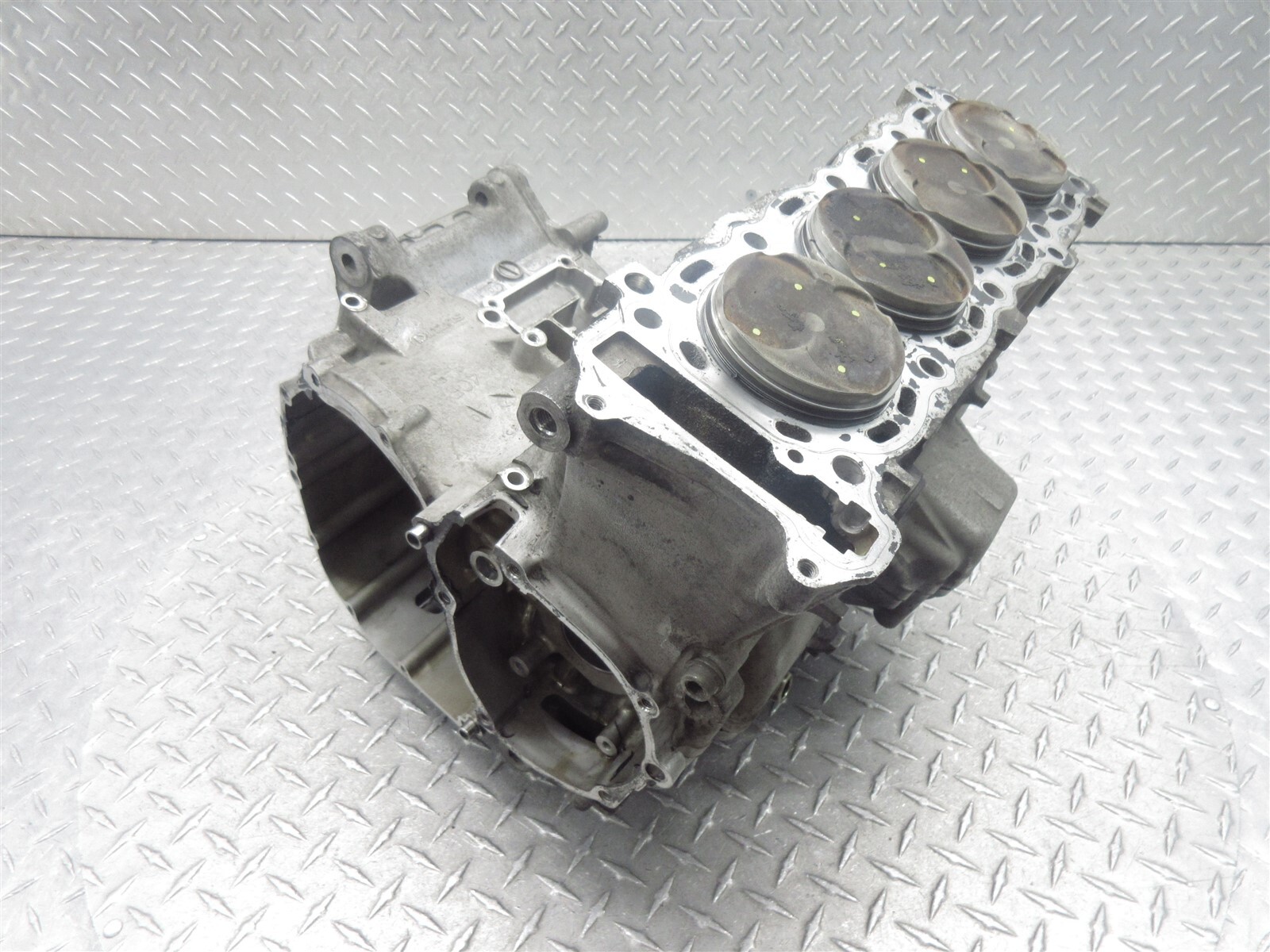 2002 01-02 Suzuki GSXR 1000 GSXR1000 Crankcase Case Engine Motor Block Piston