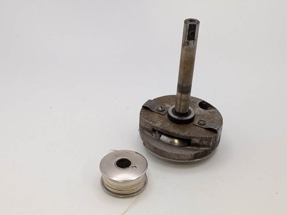 VINTAGE SINGER SEWING MACHINE MODEL 15-91 ROTATING HOOK, BOBBIN CASE ASSEMBLY