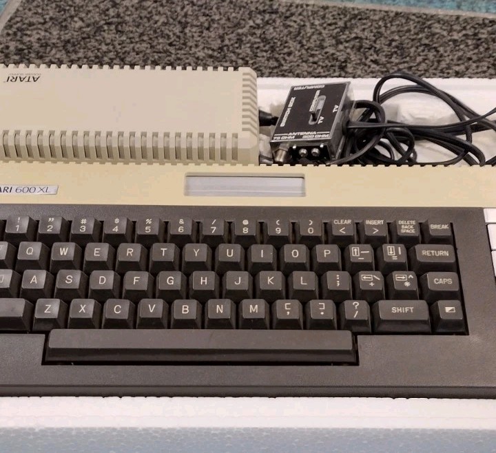 Atari 600XL VTG Home Computer Video Game Console Untested
