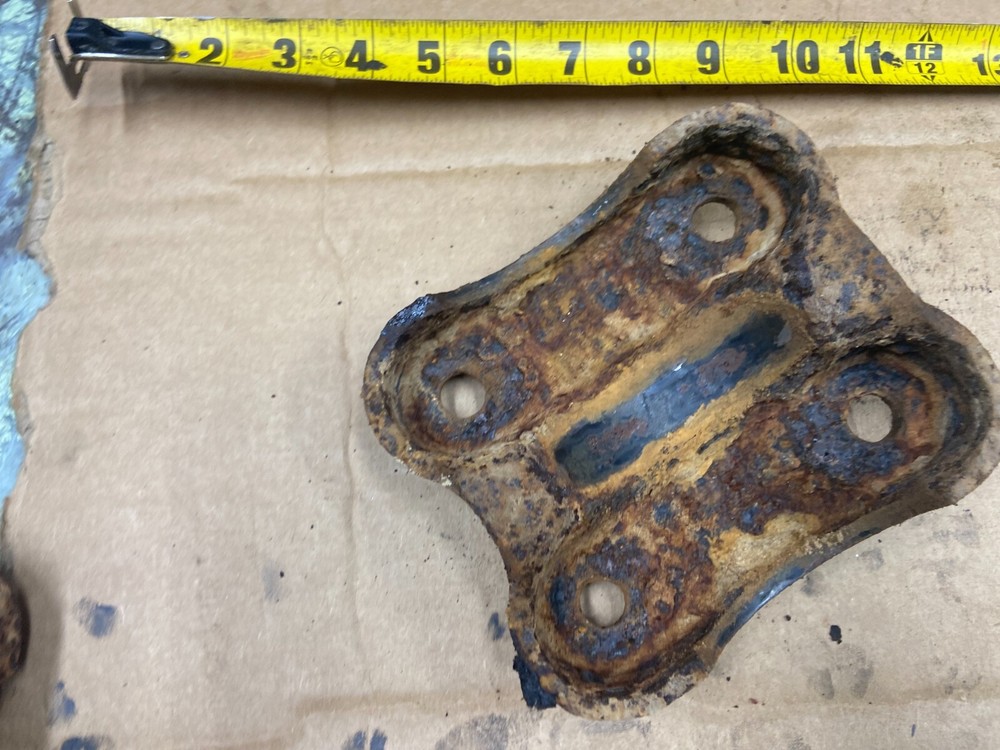 1996-1999 GMC EX.CAB  REAR LEAF SPRING SADDLE