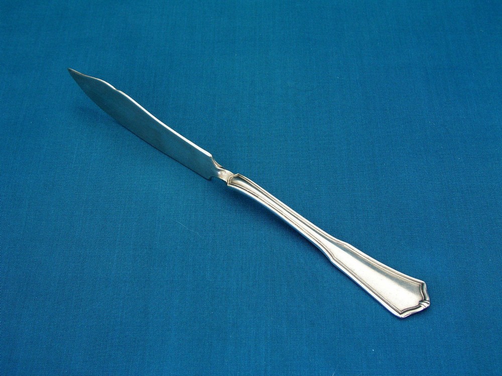 ONEIDA COMMUNITY - EXETER - MASTER TWISTED HANDLE BUTTER KNIFE - SILVERPLATE