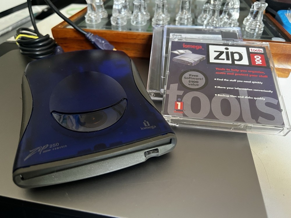 iOmega 250 USB-Powered Zip Disk Drive w/ USB Cable and blank disk - Tested