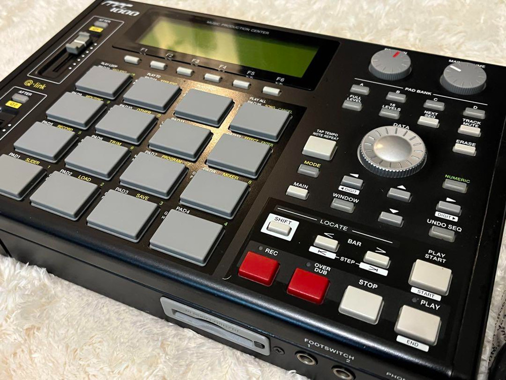 AKAI MPC1000 Sampling Machine Sampler Stereo 32 voices 64-track sequence Used
