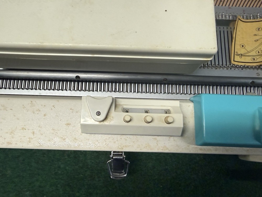 Singer/Silver Studio Sk-313 Knitting Machine And Accessories Untested