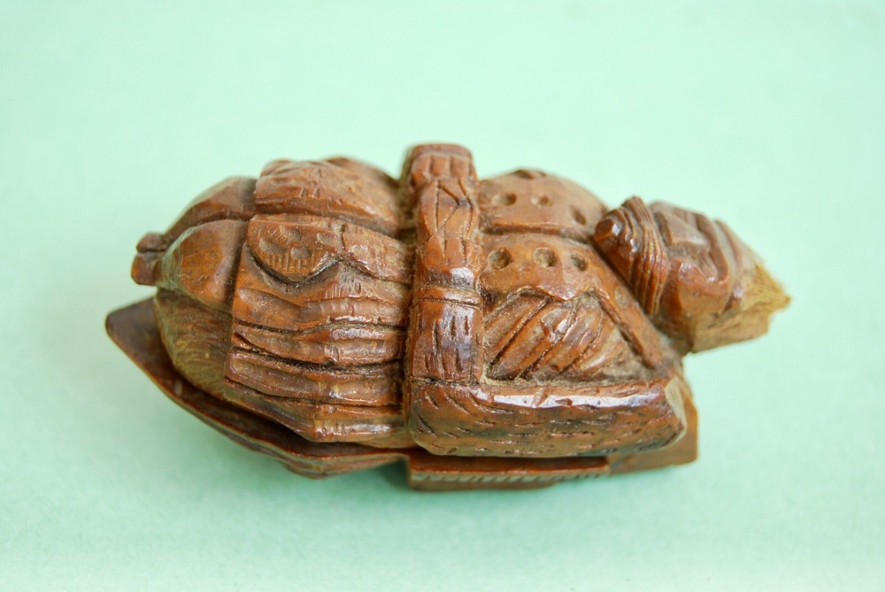 ANTIQUE COQUILLA SNUFF BOX