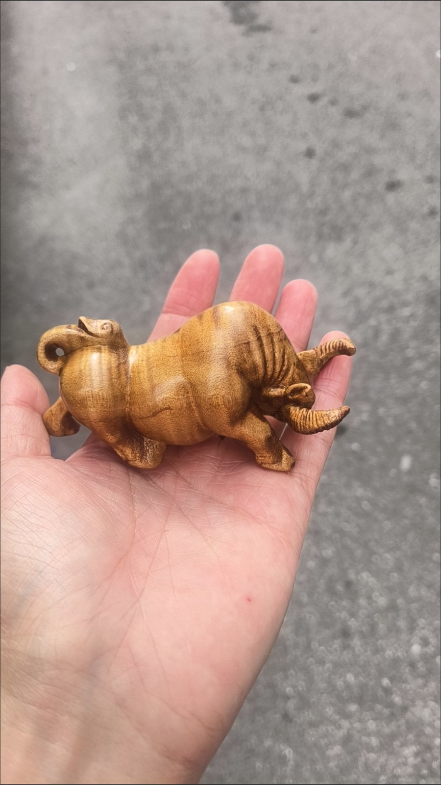 Golden Nanmu Ox Hand Piece Water Wave Grain Carved Decor (Random Color)