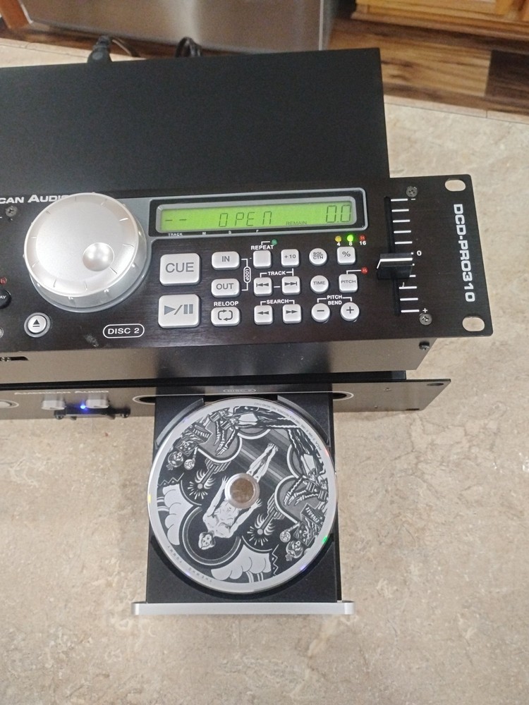 American Audio dcd-pro310 Professional Dj Controller & Dual Cd Player + Cable