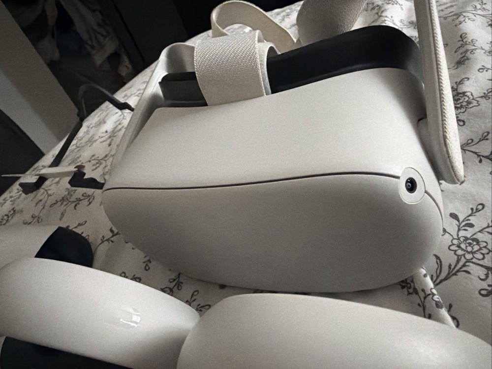 Meta Oculus Quest 2 128GB VR - With 2 Controllers Barely Used