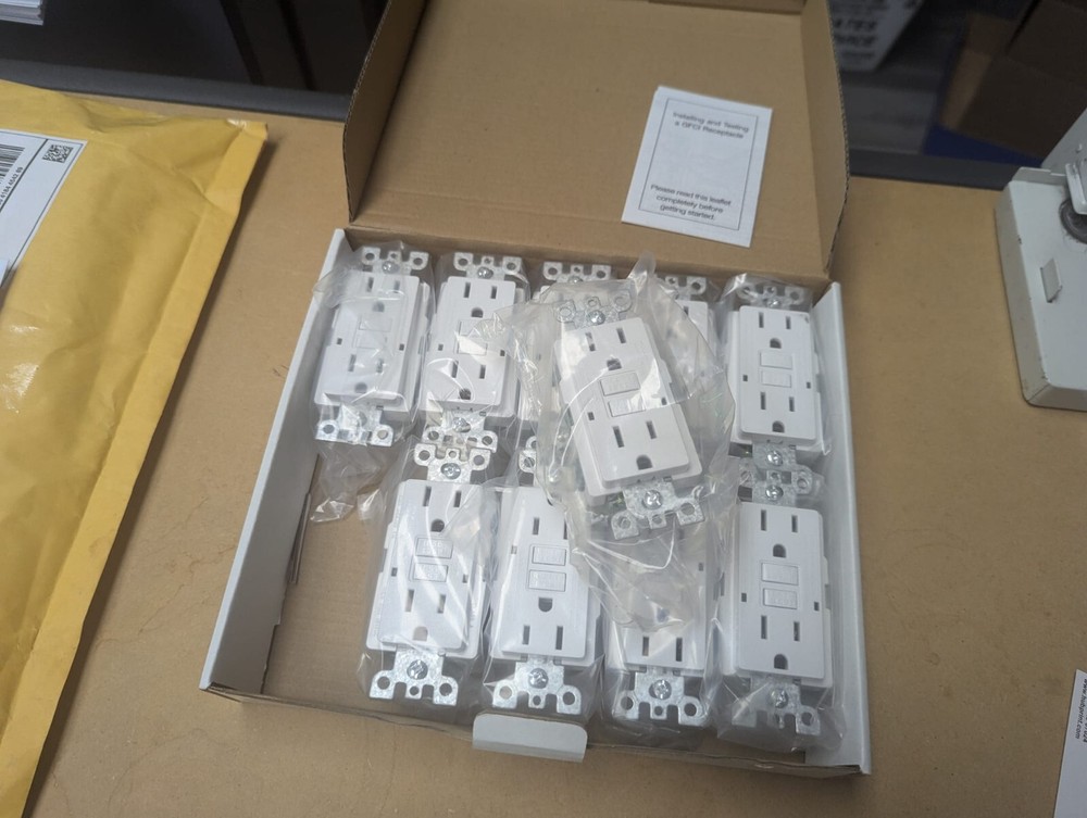 Vinto White Duplex GFCI Outlet (10-Pack)