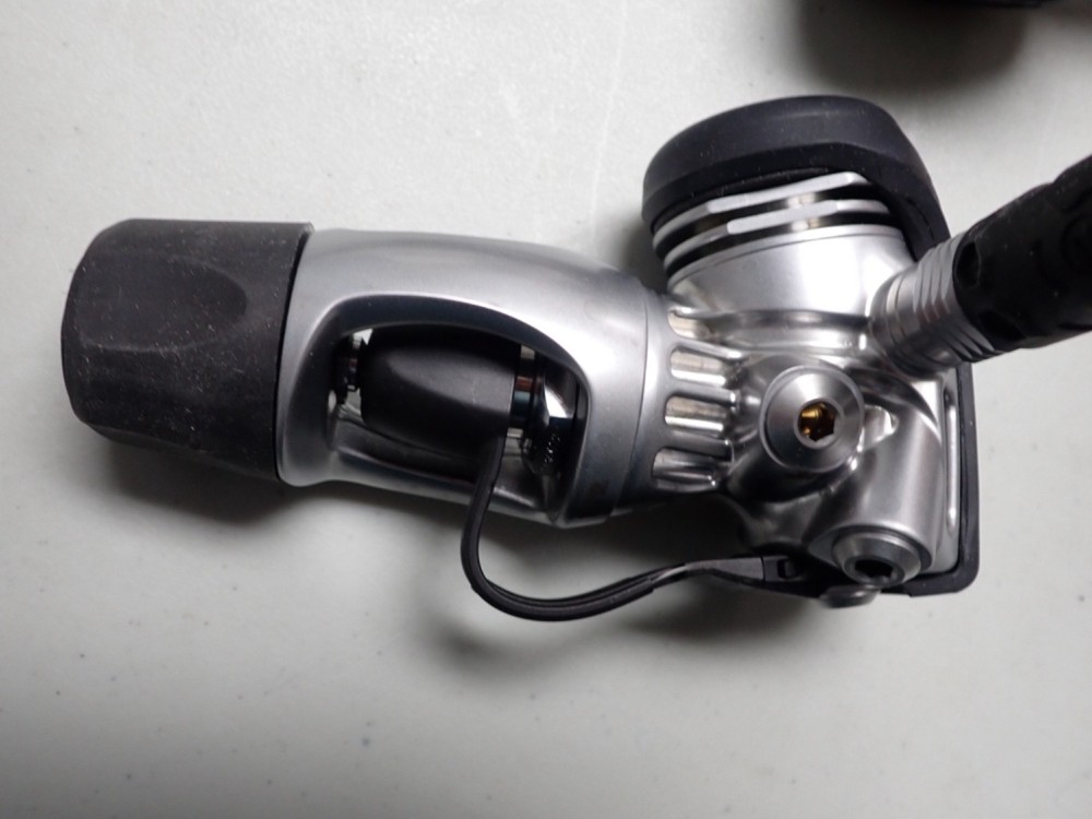 Apeks EVX 200 Regulator, Yoke
