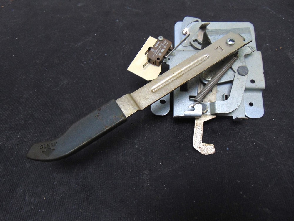 GE Range JBP66B0B1AD Latch WB14T10001