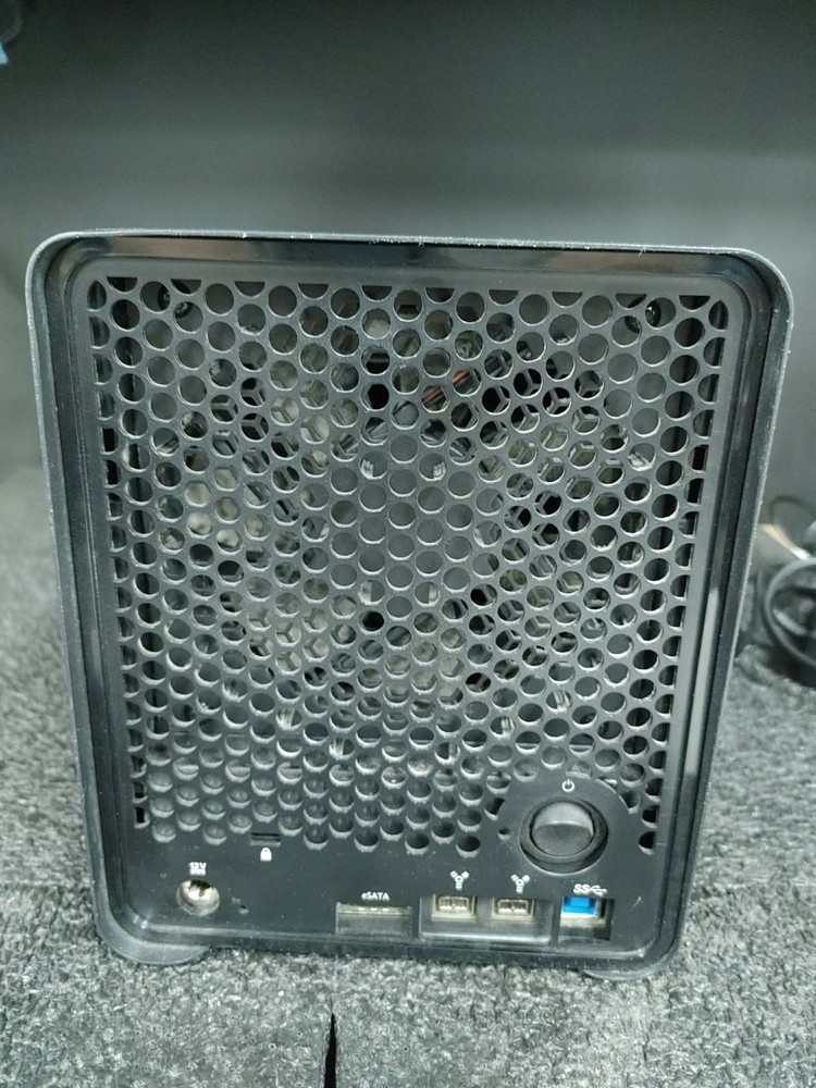 Data Robotics DRDR4-A Drobo e-SATA External 5-Bay Storage Array