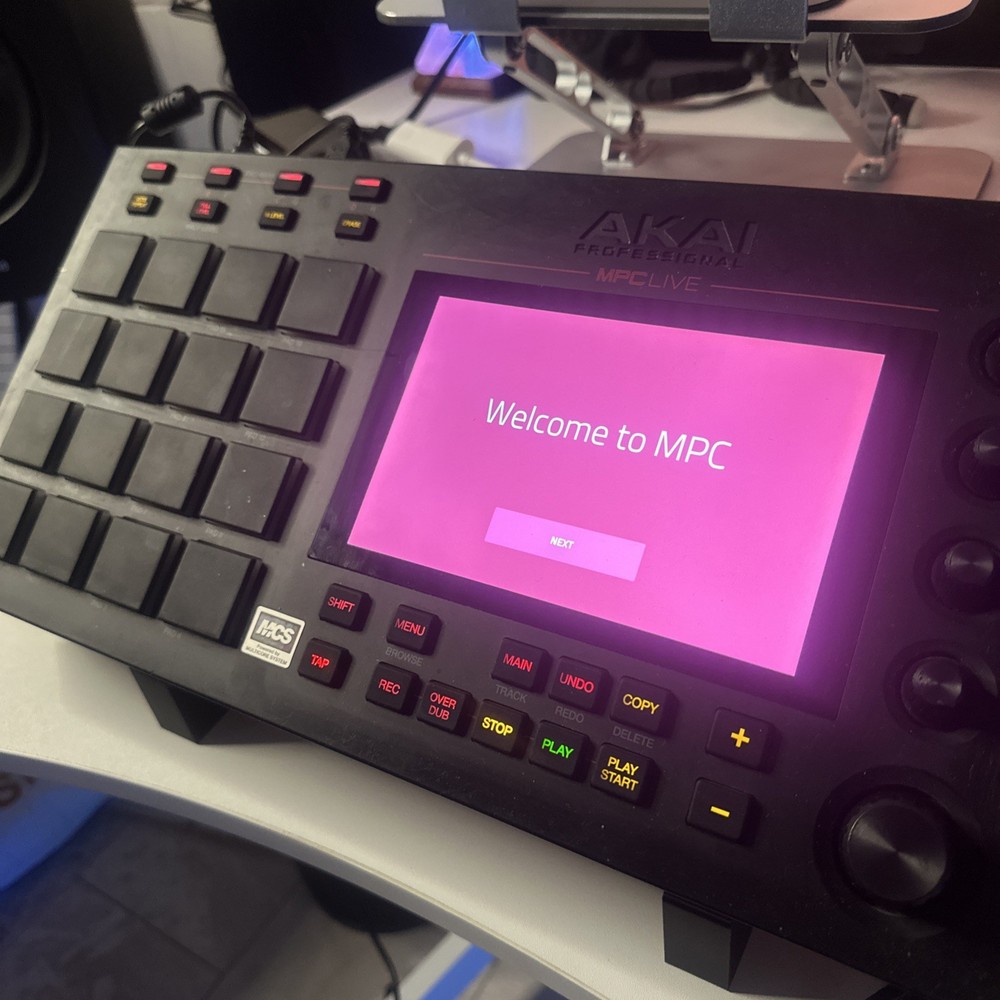 AKAI MPC LIVE GOOD CONDITION SAMPLER WORK STATION GOOD CONDITION