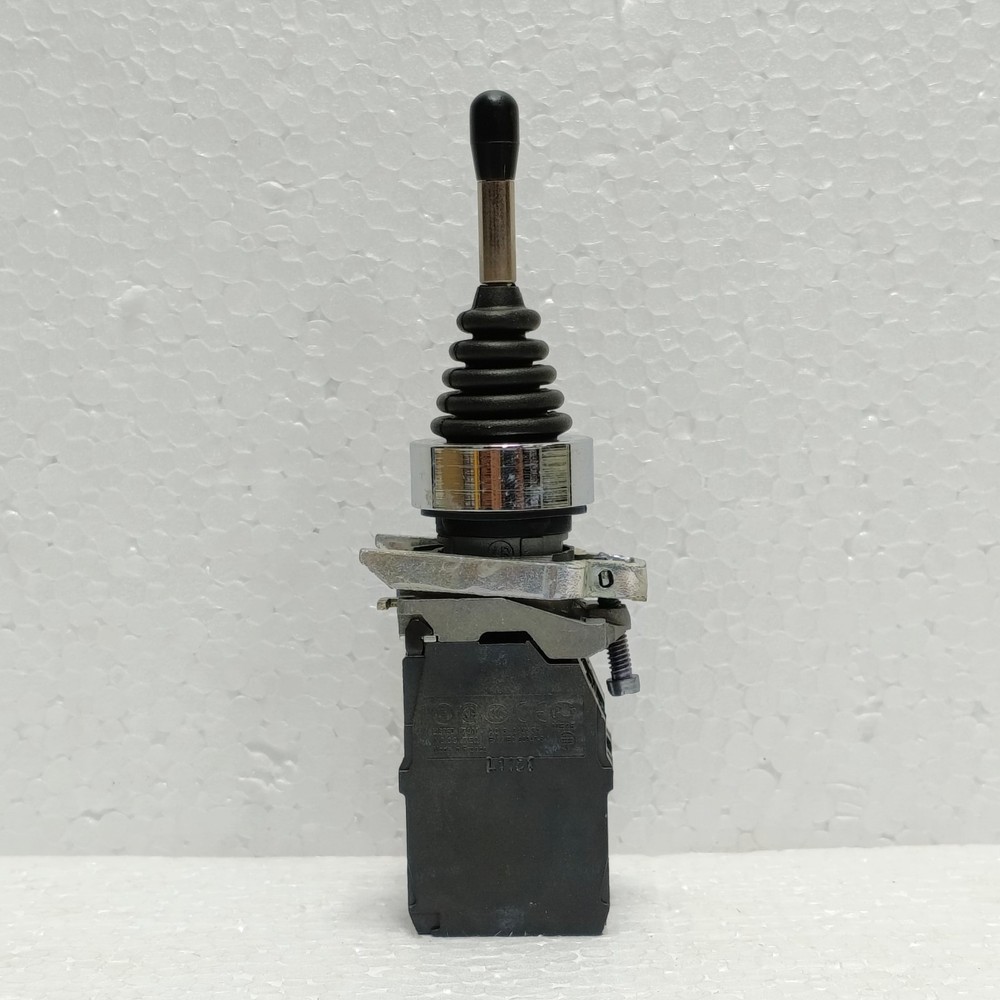 Schneider XD4PA24 Harmony XB4 Joystick 4-Direction Spring Return 22mm Controller