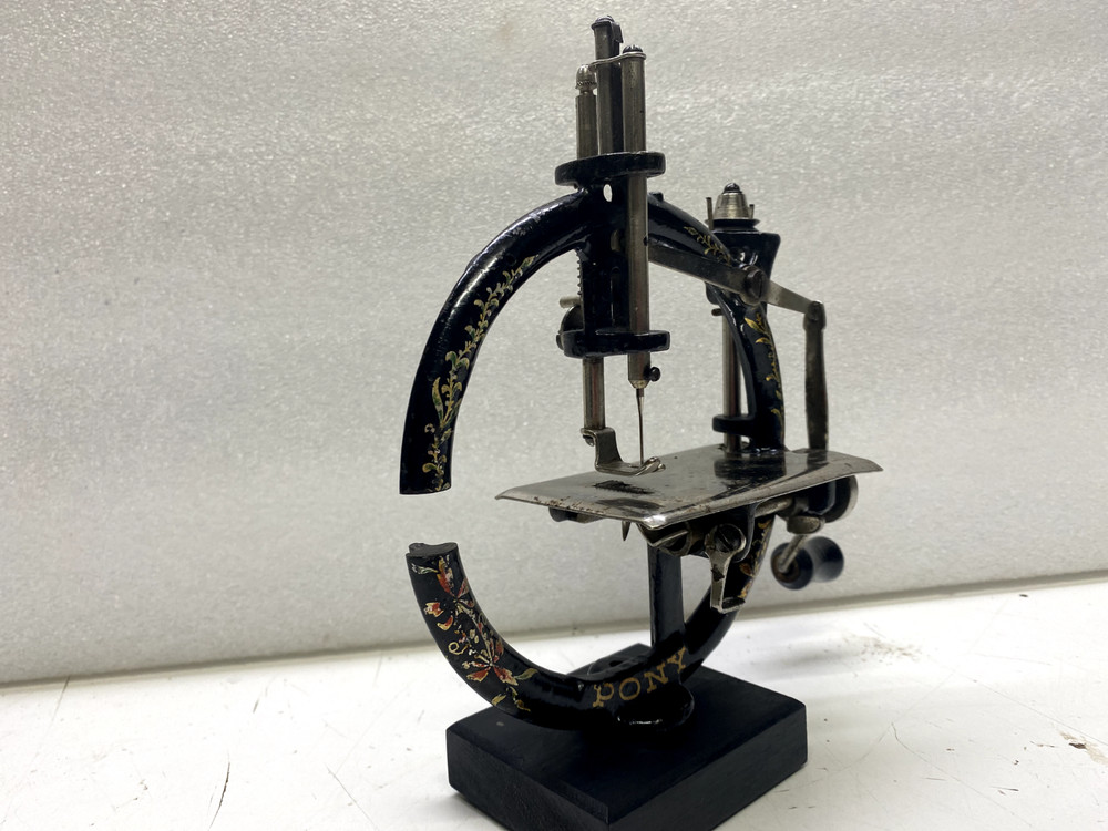 ANTIQUE CAST IRON HAND CRANK SEWING MACHINE.