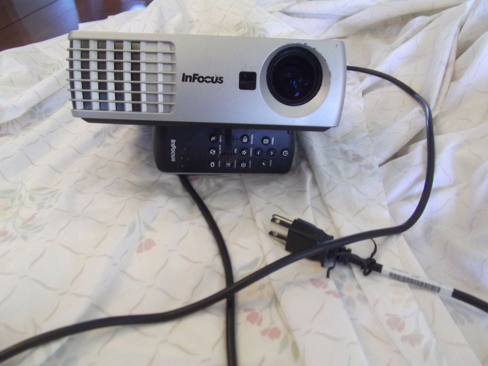 Infocus IN1102 Digital Projector w/power cord / remote missing battery cover