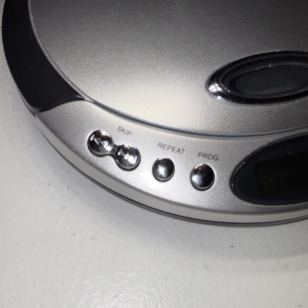 Durabrand CD-566 Programmable CD Player Silver/Black LCD Display Repeat