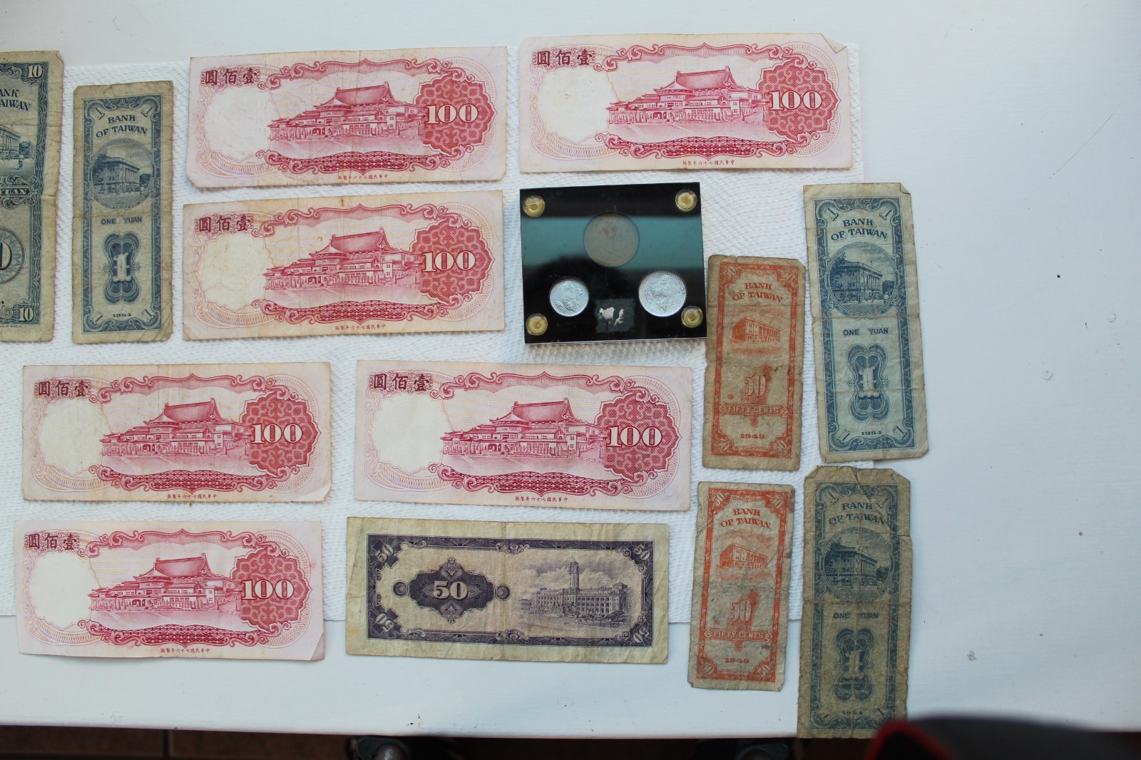China (Taiwan) Banknotes and coins, 100Y (6), 50Y (1), 10Y(1), 1Y (2), 50C (2)