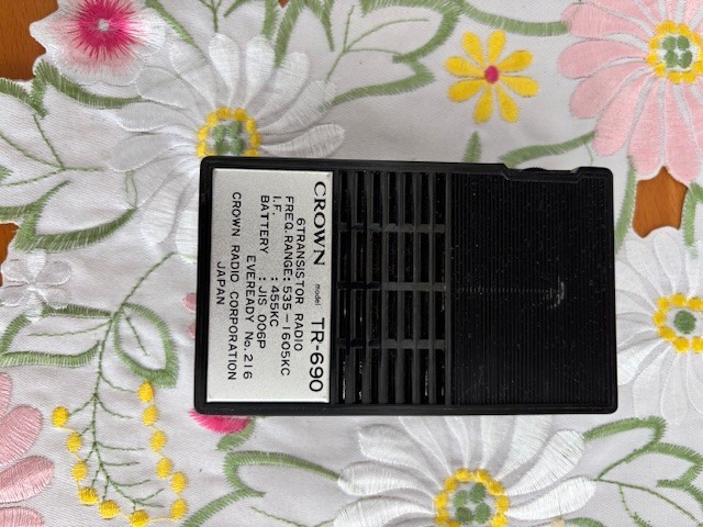 VINTAGE OLD TRANSISTOR RADIO MODEL TR 690 , COMPLETE IN BOX - STUNNING