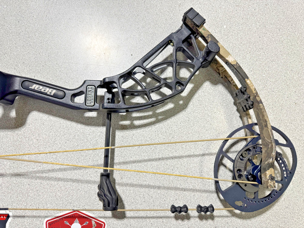 BEAR WHITETAIL MAXX...RH...BLACK RISER/CAMO LIMB