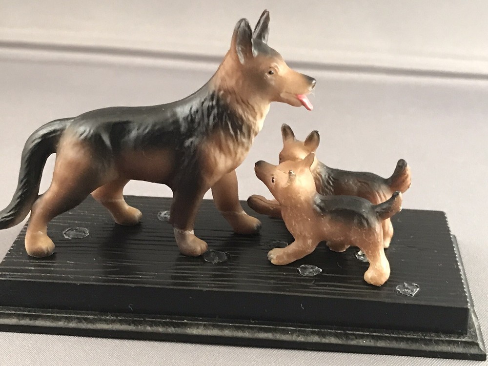 (895) German Shepard W/ 2 Pups In Clear Case 1.5"×4"
