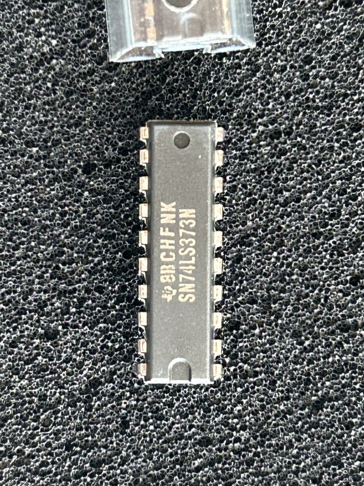 Quantity 10 pcs Texas Instruments SN74LS373N Octal D-Type Latch DIP20 free ship