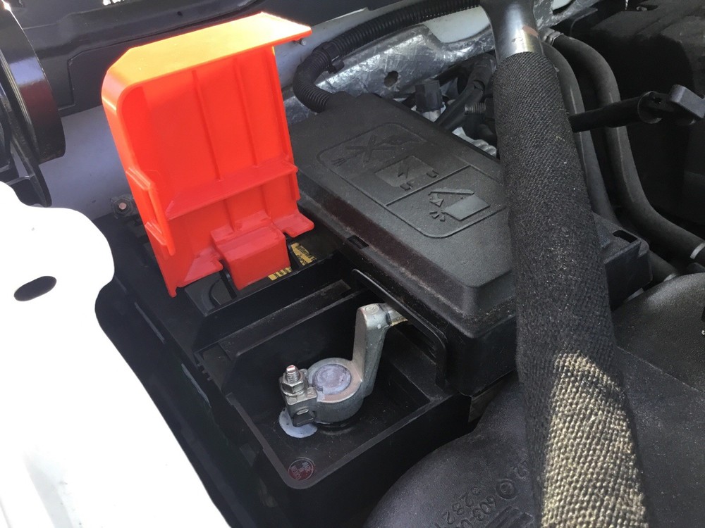 Battery Distribution Engine Compartment Fuse Positive cover 84354716