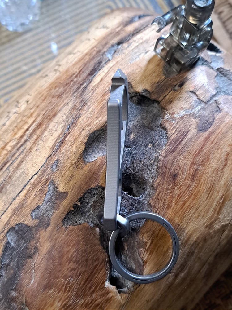 EDC TITANIUM MULTI-TOOL CARABINER KEYCHAIN