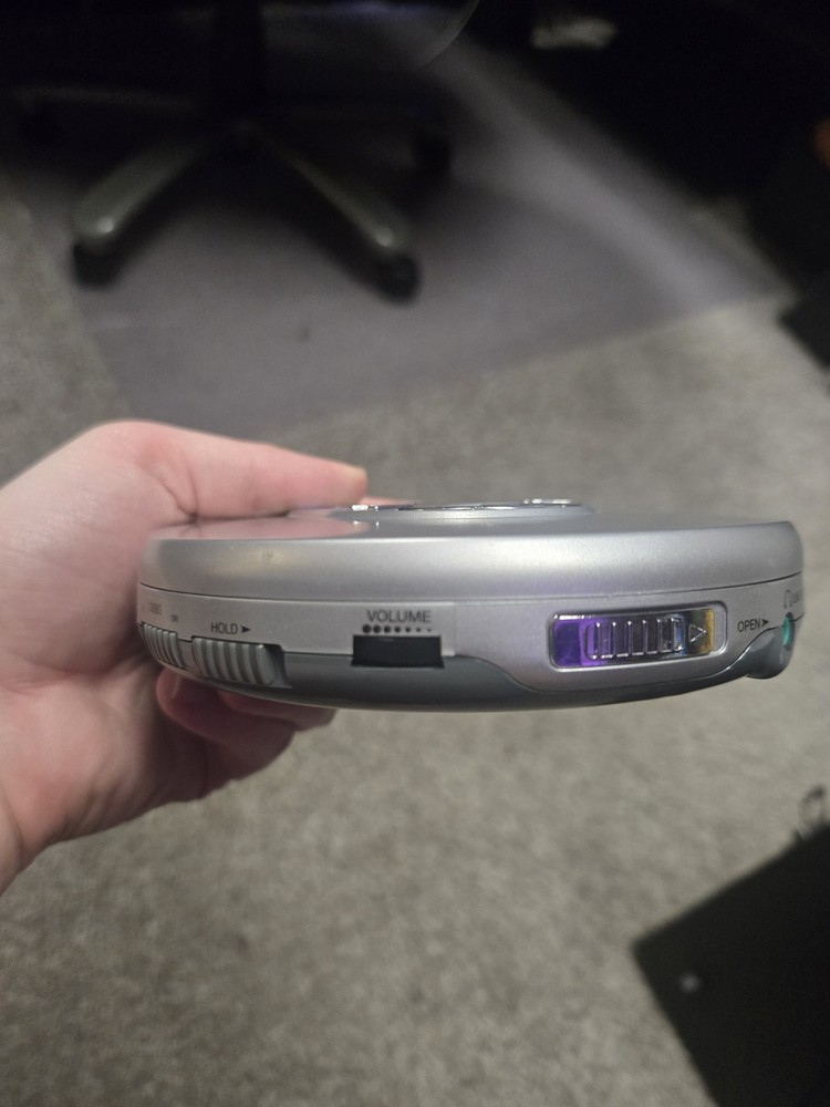 Coby CX-CD303 Portable CD Player Dynamic Bass Boost System Silver 2001 - WORKING