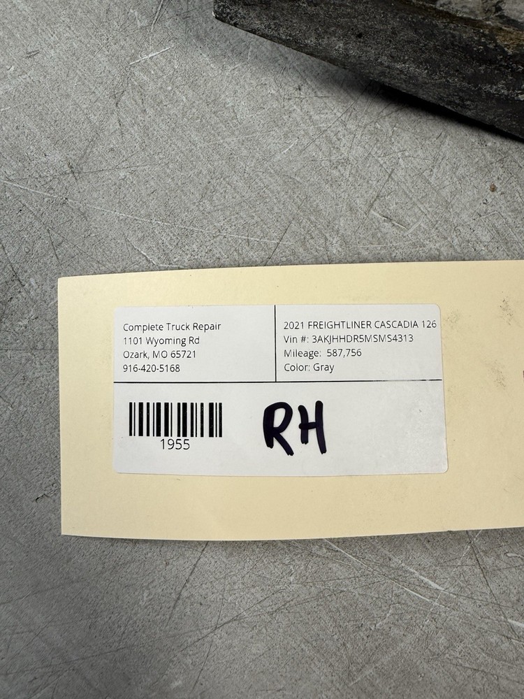 2021 Freightliner Right SIDE Hood REST Support Bracket 17-21082-005 *1955*