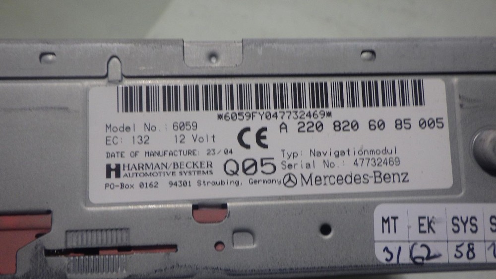 05 MERCEDES E320 Info Screen 2208206085