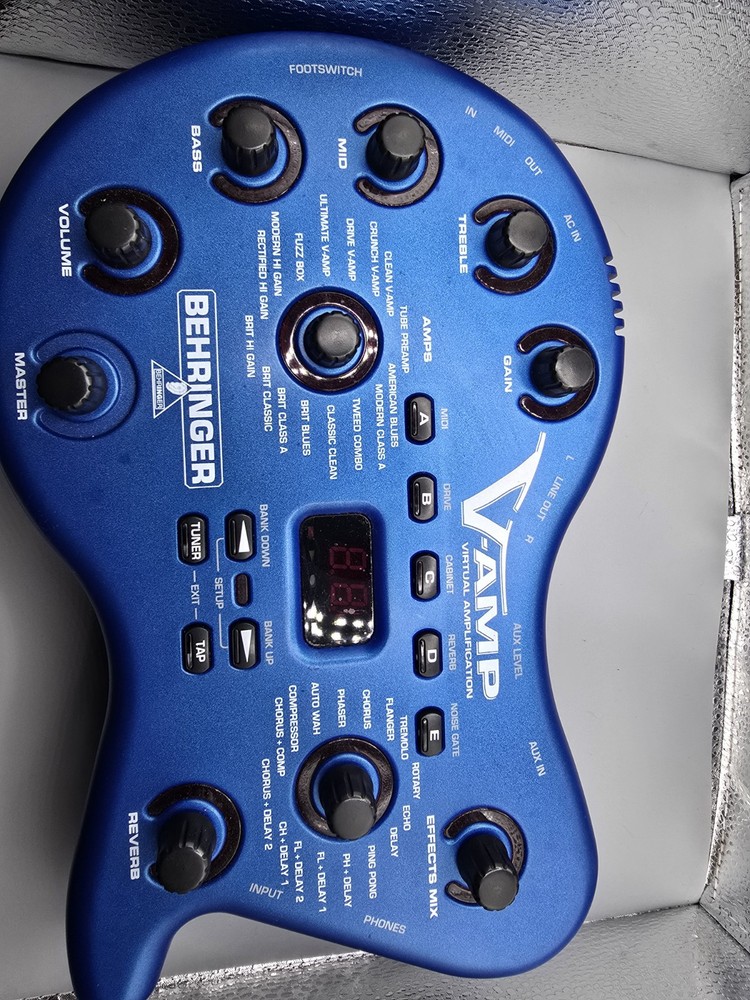 Behringer V-AMP 2 Guitar Amp Multi-Effects Processor Adapter Foot Switch And Bag