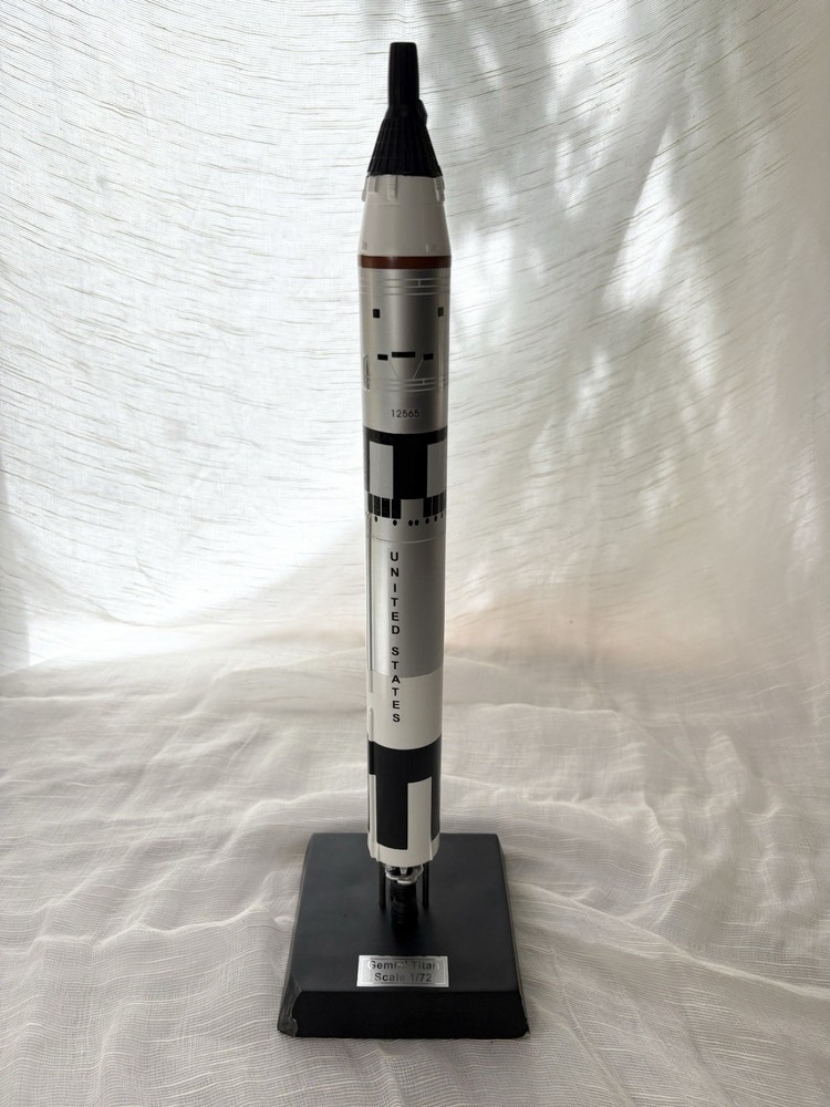 Daron Executive Series Models E80472 Gemini Titan Rocket 1/72 Scale Display
